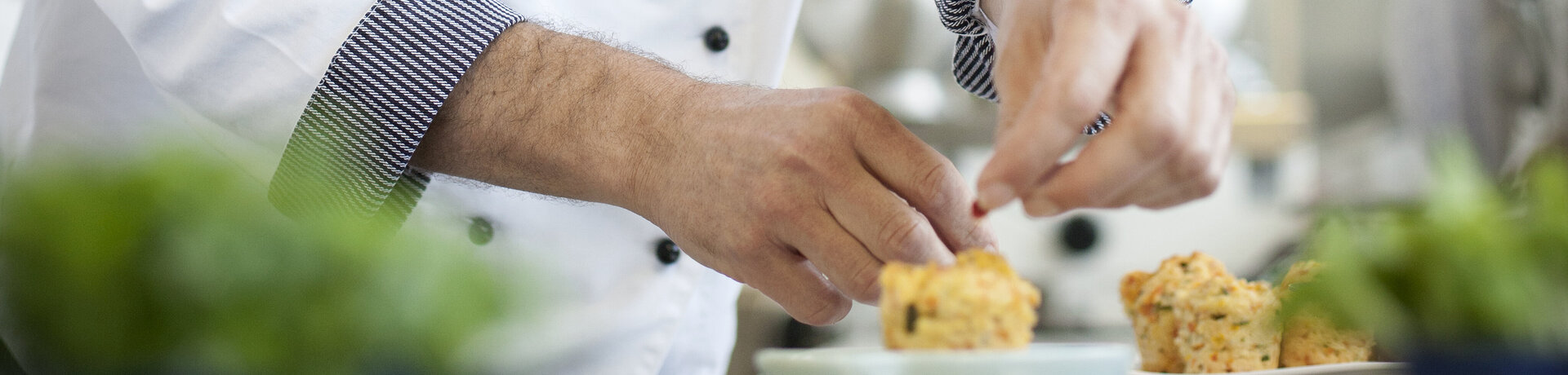 Der Küchenchef zaubert wohlschmeckende Gerichte für die Patienten.