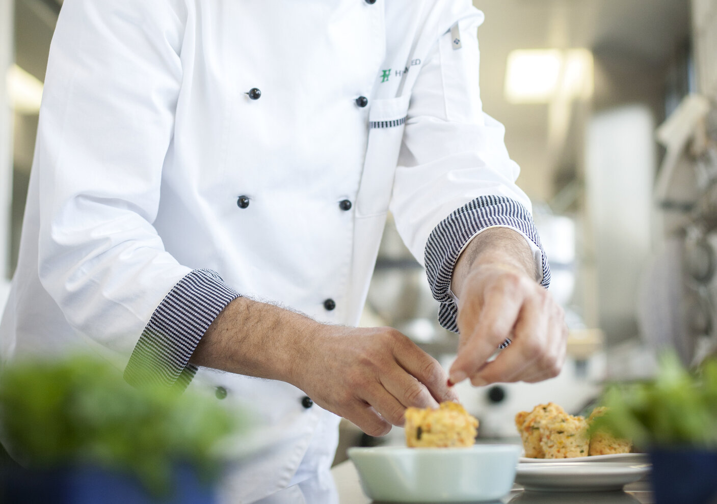 Der Küchenchef zaubert wohlschmeckende Gerichte für die Patienten.