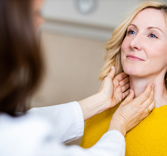 Die Humanomed Hausärztin untersucht eine Patientin.