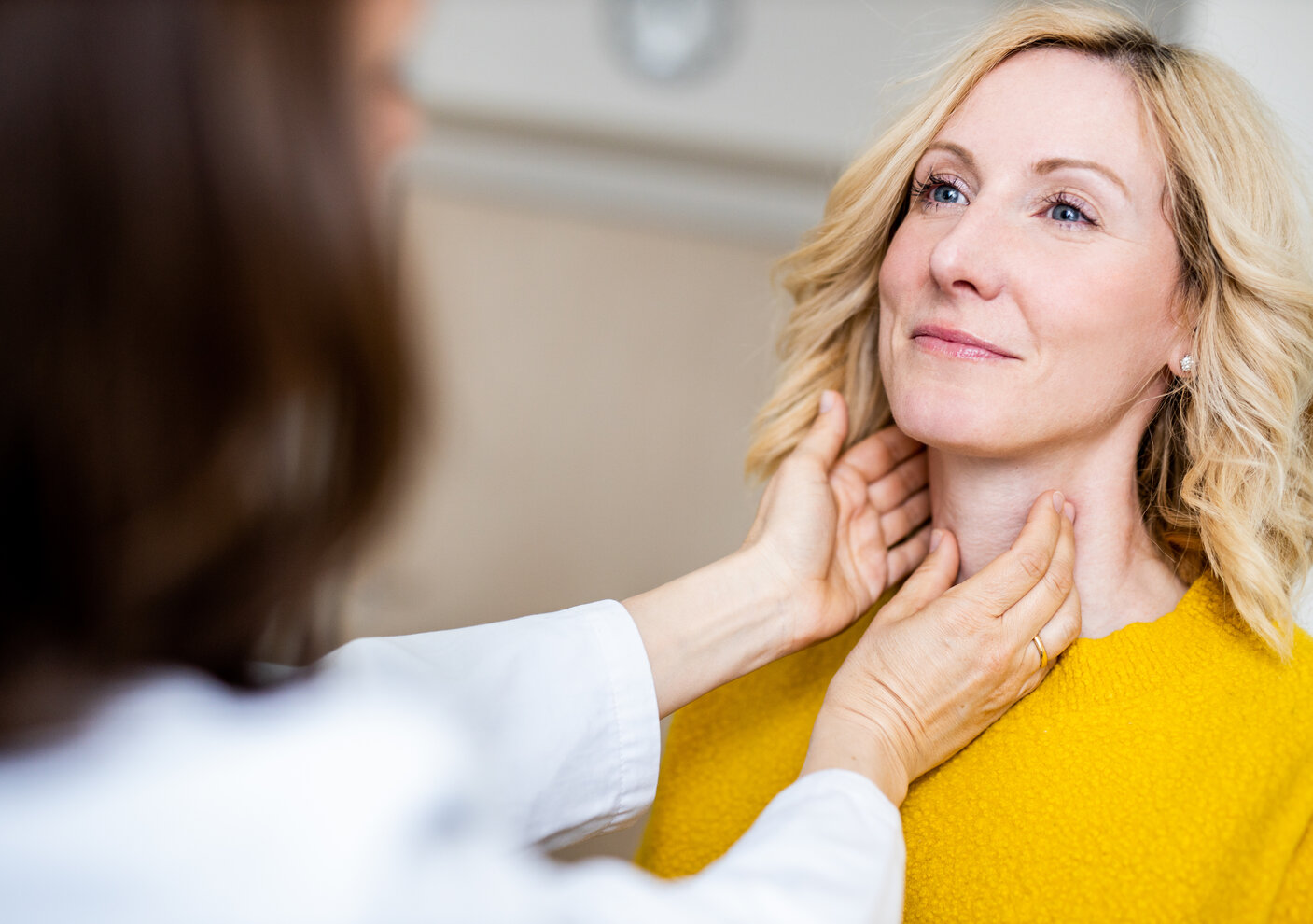 Die Humanomed Hausärztin untersucht eine Patientin.